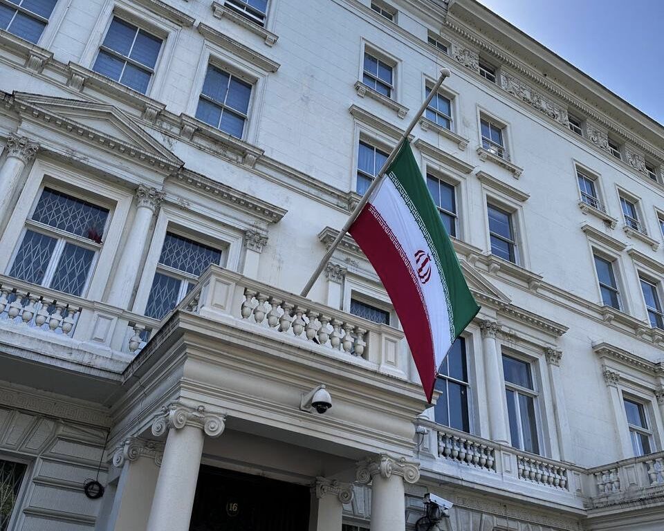 نیمه افراشته شدن پرچم ایران 

در نمایندگی‌های اروپایی
