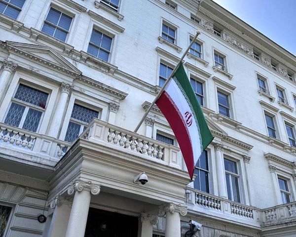 نیمه افراشته شدن پرچم ایران 

در نمایندگی‌های اروپایی