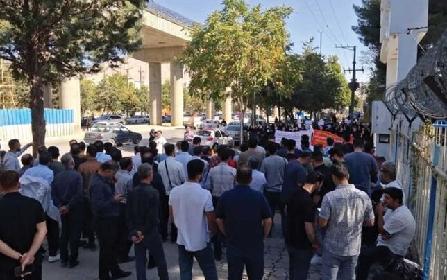 تجمع اعتراضی کارکنان دانشگاه علوم پزشکی کرمانشاه