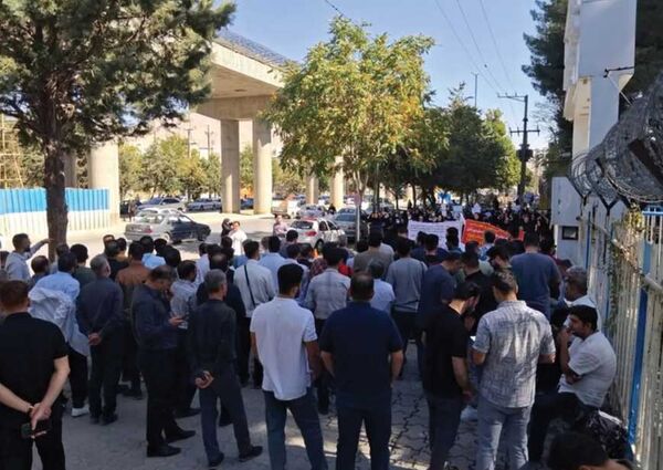 تجمع اعتراضی کارکنان دانشگاه علوم پزشکی کرمانشاه