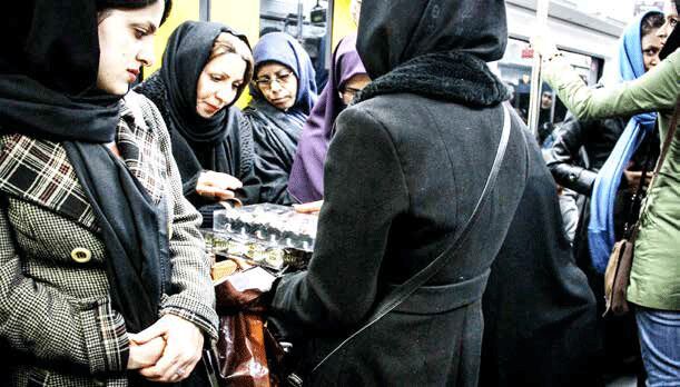 کسب نان صدها هزار زن در حاشیه‌های پرخطر اقتصاد