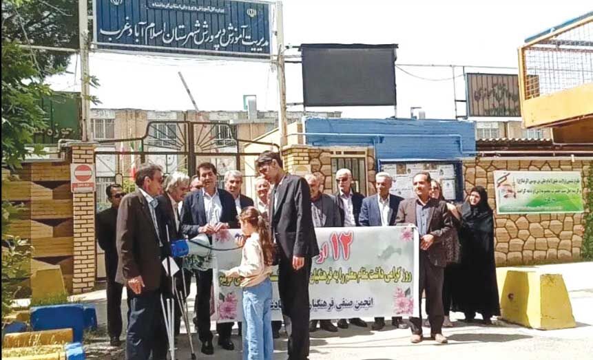 معلمان شاغل و بازنشسته 

در برخی شهرها تجمع کردند