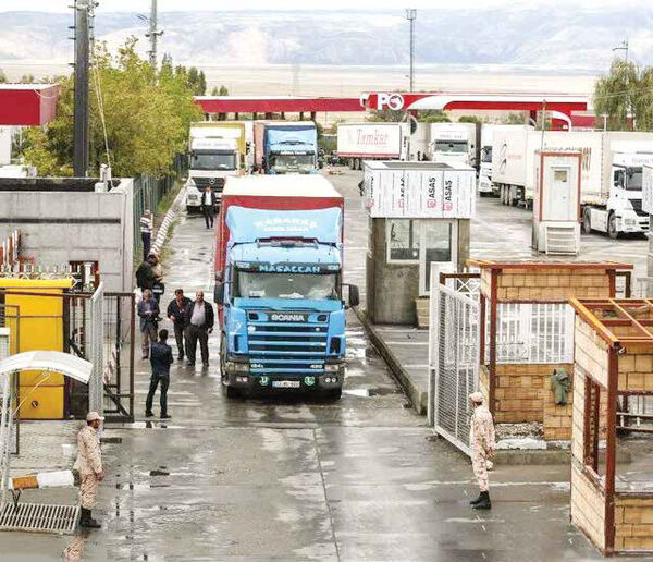 مشکل کامیونداران گرفتار در ترکیه کماکان باقی است