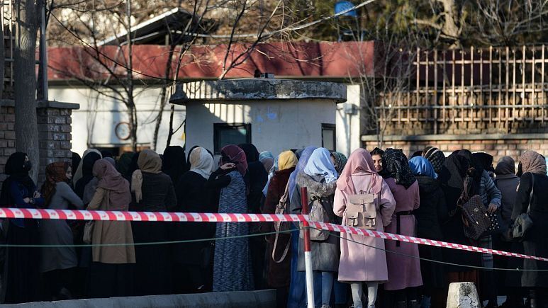 مواجهه دختران افغان با درهای بسته مراکز عالی آموزشی؛
طالبان ادامه تحصیل زنان در دانشگاه‌ها را ممنوع کرد!