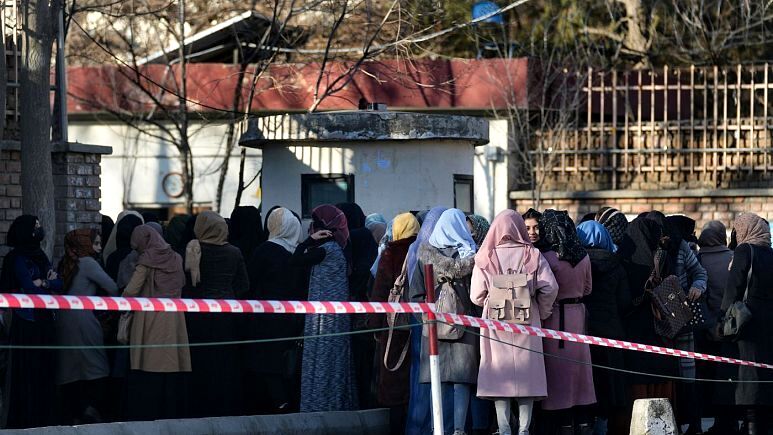 مواجهه دختران افغان با درهای بسته مراکز عالی آموزشی؛
طالبان ادامه تحصیل زنان در دانشگاه‌ها را ممنوع کرد!