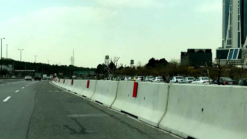 نصب  نیوجرسی  به جای گاردیل  در بزرگراه‌های تهران