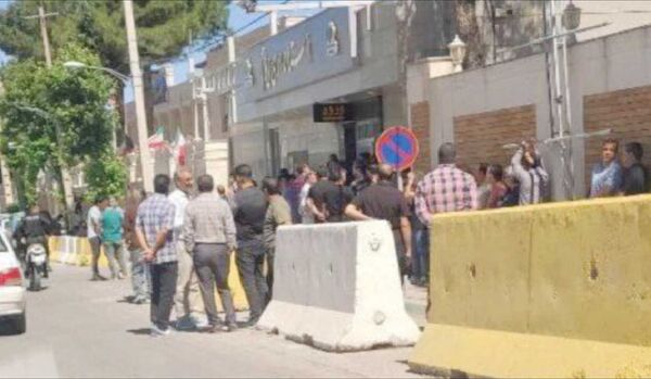 کارگران پویا نخ ایلام خواستار دریافت مطالبات خود شدند