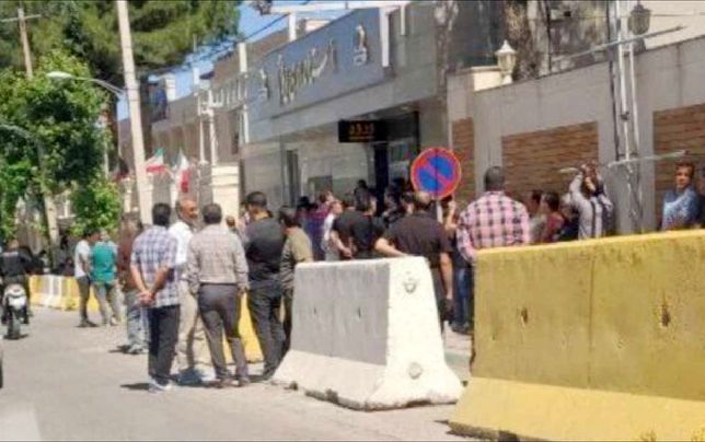 کارگران پویا نخ ایلام خواستار دریافت مطالبات خود شدند