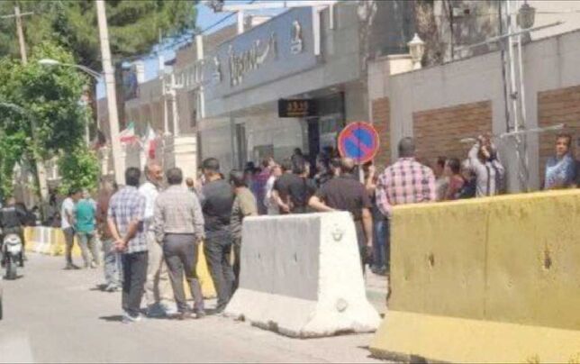 کارگران پویا نخ ایلام خواستار دریافت مطالبات خود شدند