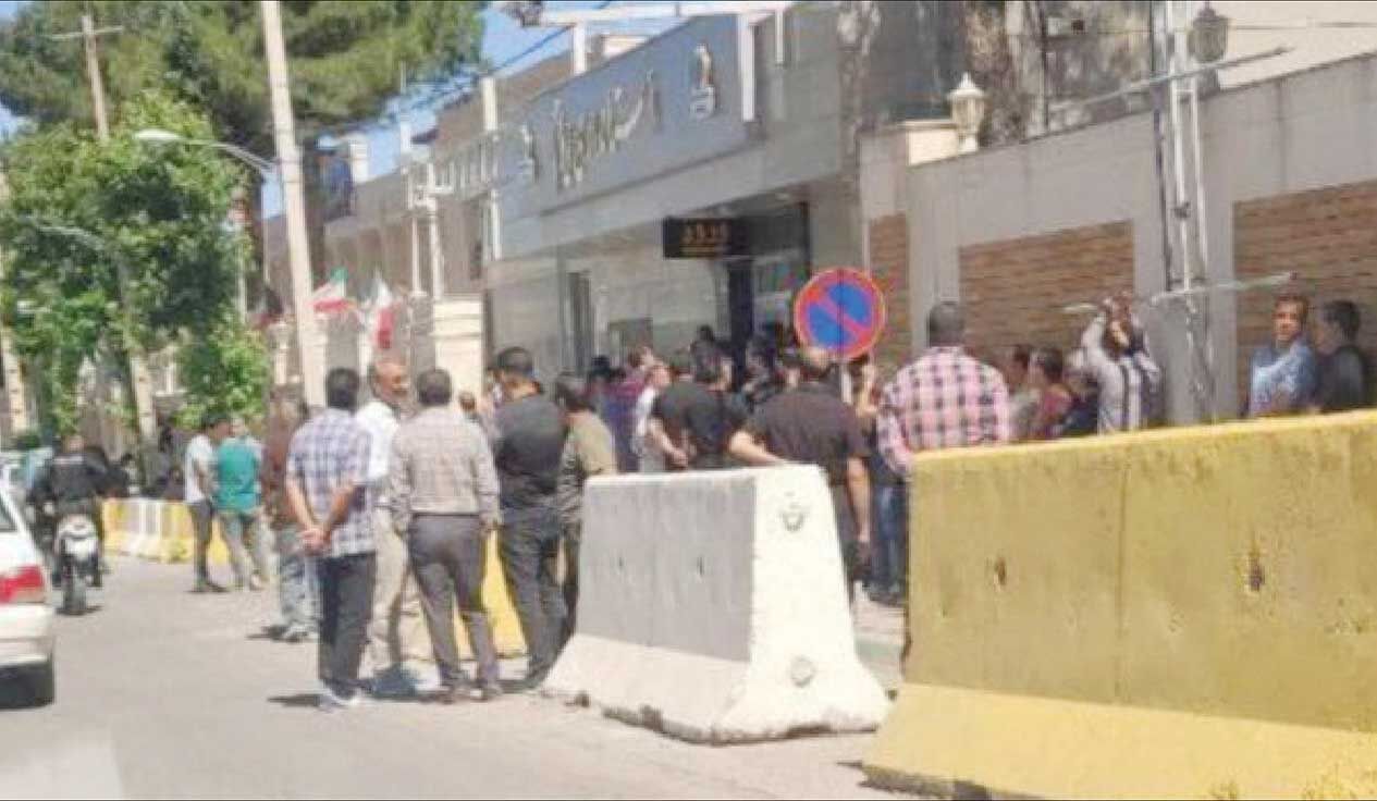 کارگران پویا نخ ایلام خواستار دریافت مطالبات خود شدند