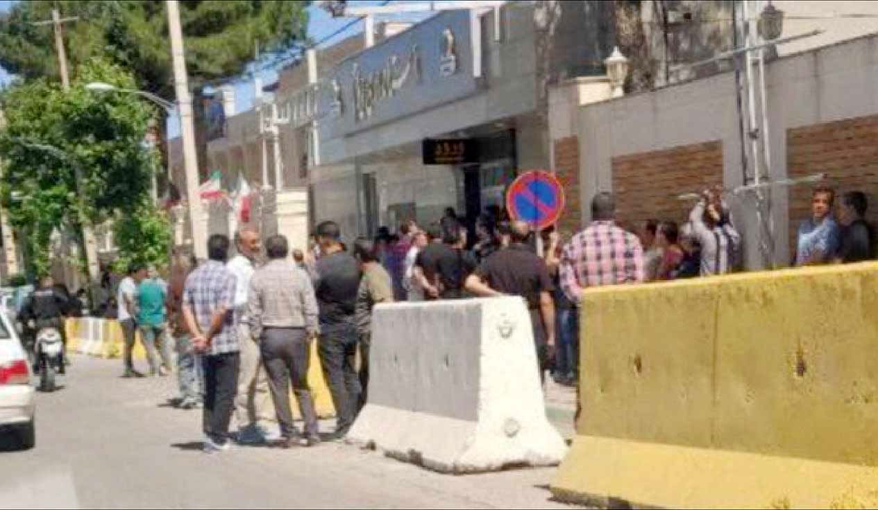 کارگران پویا نخ ایلام خواستار دریافت مطالبات خود شدند