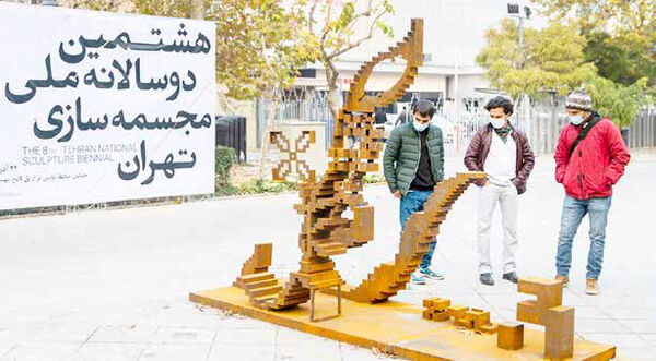 
زیستن در میان مجسمه‌ها