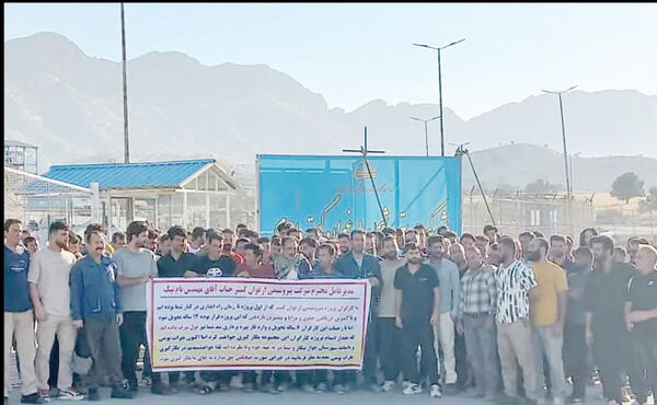 ادامه تجمع کارگران اخراجی 

پتروشیمی ارغوان‌گستر ایلام