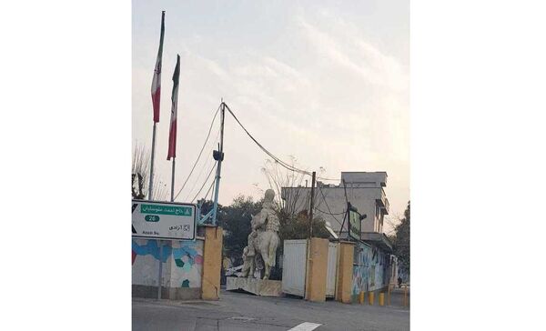 نمایش «عظمت ملت ایران» در پارکینگ موتوری شهرداری!