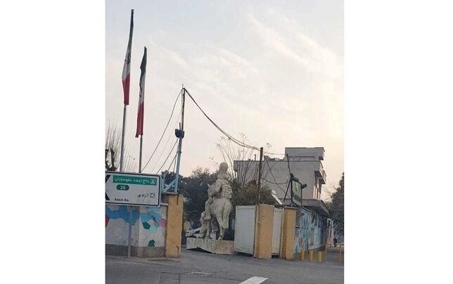 نمایش «عظمت ملت ایران» در پارکینگ موتوری شهرداری!