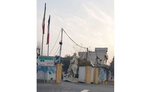 نمایش «عظمت ملت ایران» در پارکینگ موتوری شهرداری!