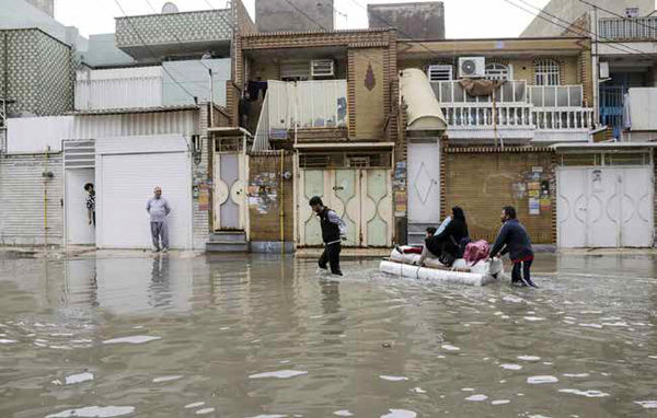 مصائب زندگی با بوی فاضلاب و  زالو