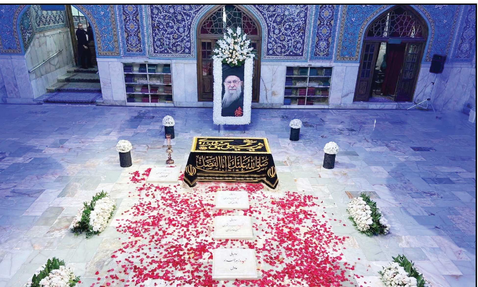 رهبر شهید در رواق دارالذکر حرم رضوی آرام گرفت