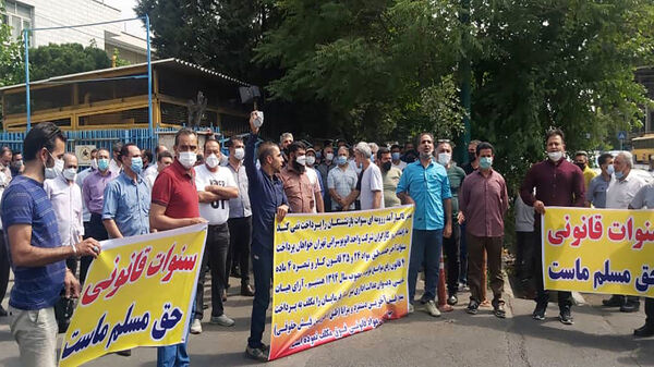 بازنشستگان شرکت واحد تجمع‌کردند