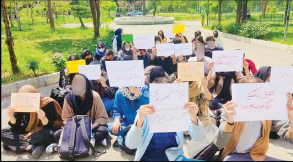 
تجمع اعتراضی دانشجویان درباره بخشنامه حجاب