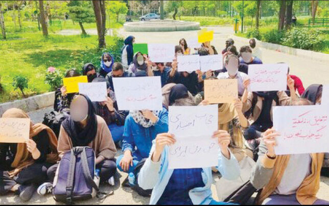 
تجمع اعتراضی دانشجویان درباره بخشنامه حجاب