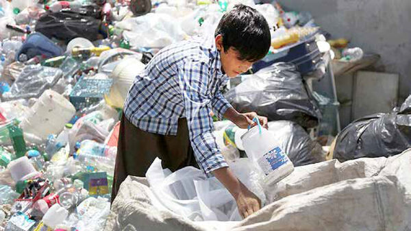 
دست‌های کوچکی که بوی عفن نابرابری می‌دهند
