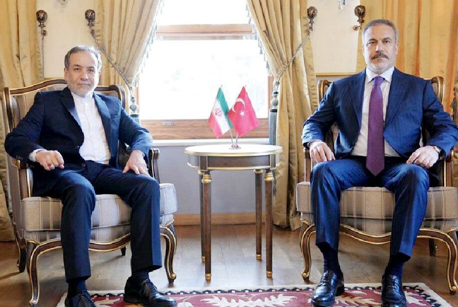 رایزنی عراقچی و فیدان در پیاده روهای  استانبول