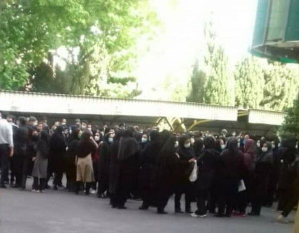 تجمع اعتراضی کارمندان وزارت کار در محوطه وزارتخانه