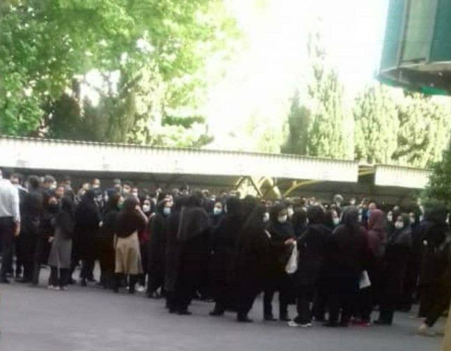تجمع اعتراضی کارمندان وزارت کار در محوطه وزارتخانه