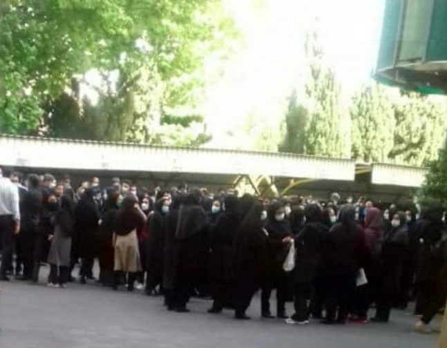 تجمع اعتراضی کارمندان وزارت کار در محوطه وزارتخانه