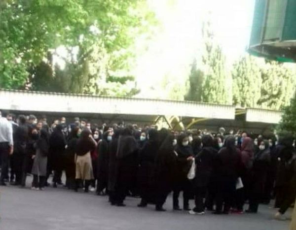 تجمع اعتراضی کارمندان وزارت کار در محوطه وزارتخانه