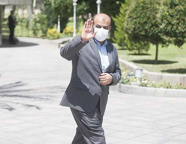 
با هزار وعده آمد و بی‌هیچ عمل می‌رود