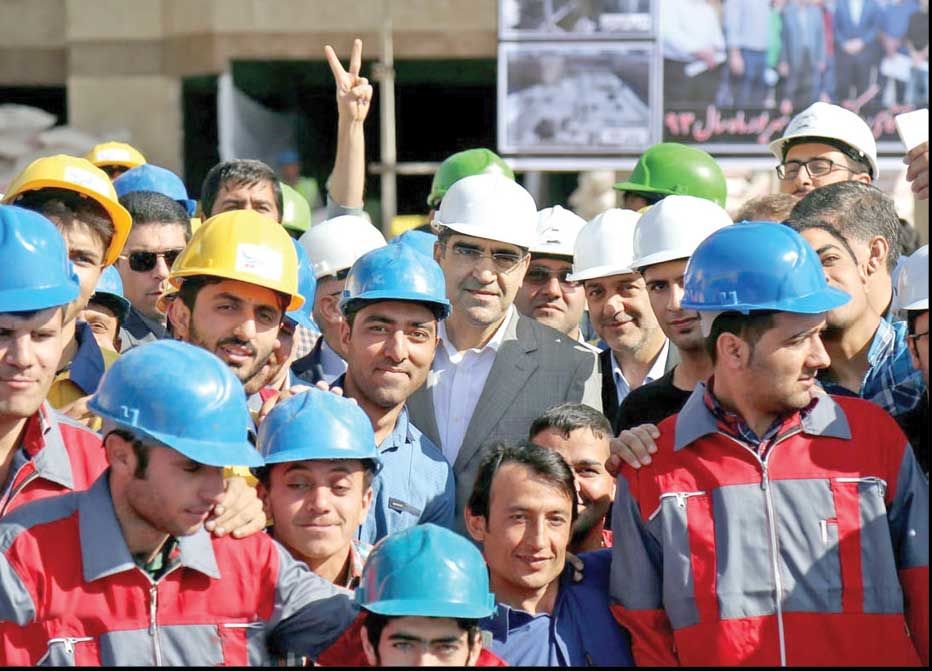 لطفا با لباس کارگران «عکس یادگاری» نگیرید