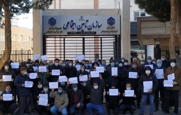 
تجمع کارگران بازنشسته مقابل اداره تامین اجتماعی اهواز