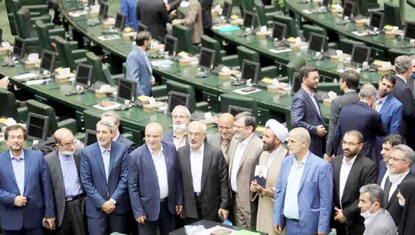 
سفره خالی کارگران را بازیچه منازعات جناحی خود قرار ندهید