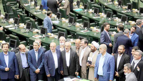 
سفره خالی کارگران را بازیچه منازعات جناحی خود قرار ندهید