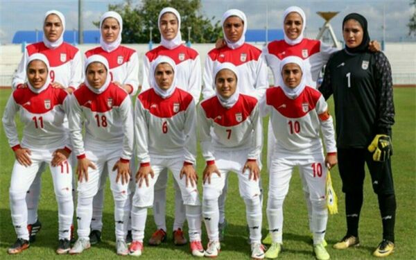 دختران فوتبال امکانات برابر می‌خواهند