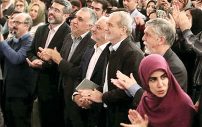 رئیس‌جمهور به تماشای منظومه «سیمرغ» 

اثر فرهاد فخرالدینی نشست