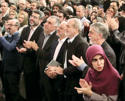 رئیس‌جمهور به تماشای منظومه «سیمرغ» 

اثر فرهاد فخرالدینی نشست