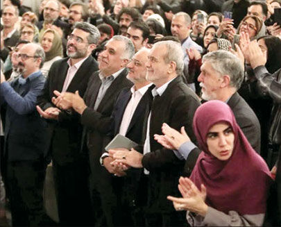 رئیس‌جمهور به تماشای منظومه «سیمرغ» 

اثر فرهاد فخرالدینی نشست