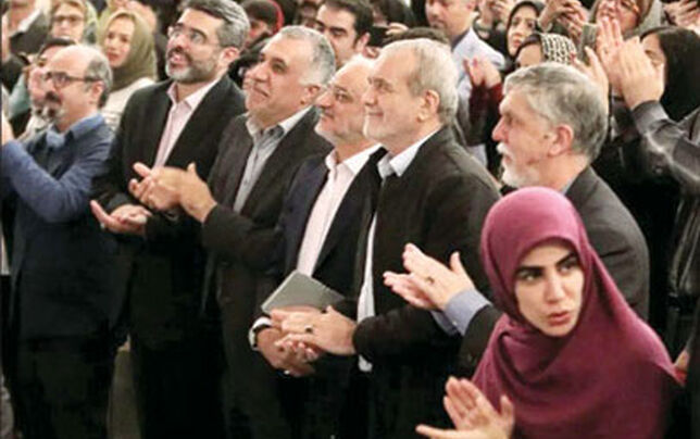 رئیس‌جمهور به تماشای منظومه «سیمرغ» 

اثر فرهاد فخرالدینی نشست