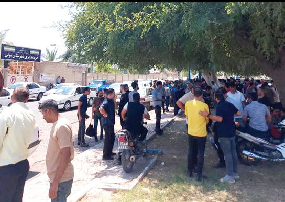 تجمع آرام کارگران کاغذ پارس مقابل فرمانداری شوش