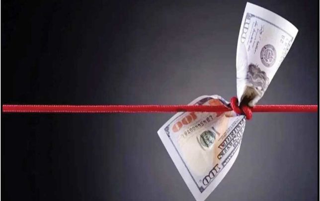
دلار بالاتر از ارزش واقعی آن معامله می‌شود