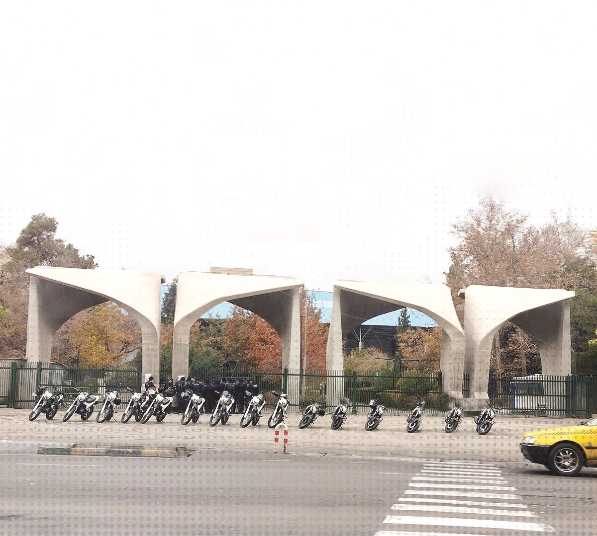 

مقامات گفت‌وگو کردند؛ نیروهای امنیتی برخورد!