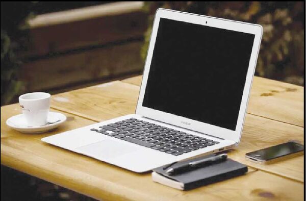 
اساتید برای دسترسی به اینترنت در صف می‌ایستند