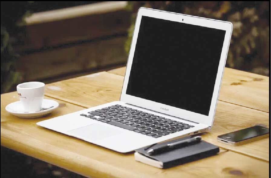 
اساتید برای دسترسی به اینترنت در صف می‌ایستند