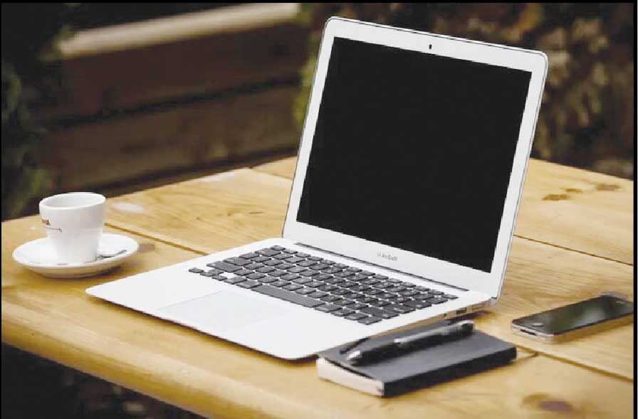 
اساتید برای دسترسی به اینترنت در صف می‌ایستند