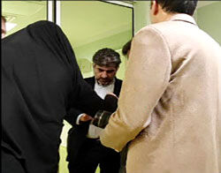 توقیف موبایل خبرنگار ایلنا به دلیل عکاسی از اقدام غیرقانونی وزیر بهداشت