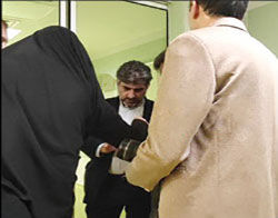 توقیف موبایل خبرنگار ایلنا به دلیل عکاسی از اقدام غیرقانونی وزیر بهداشت