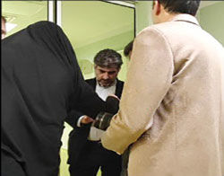 توقیف موبایل خبرنگار ایلنا به دلیل عکاسی از اقدام غیرقانونی وزیر بهداشت